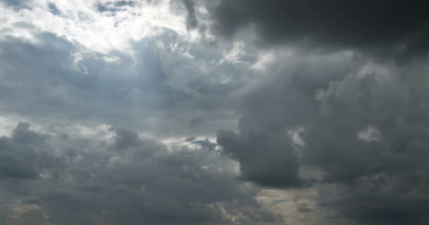 Fliegende Haufenwolken, schöne Wolken im Zeitraffer — Stockvideo