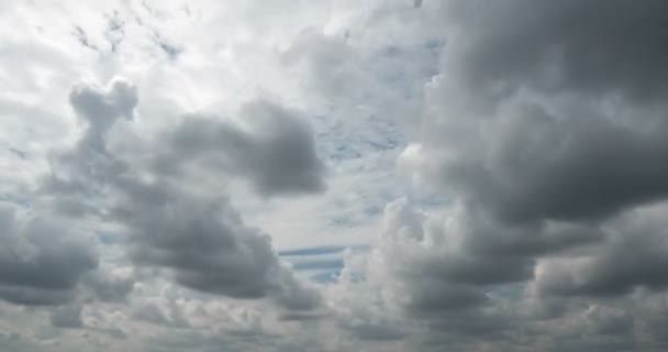 Fliegende Haufenwolken, schöne Wolken im Zeitraffer — Stockvideo