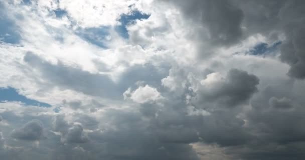 Vliegende Cumulus wolken, mooie wolken timelapse — Stockvideo