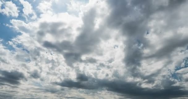 Fliegende Haufenwolken, schöne Wolken im Zeitraffer — Stockvideo