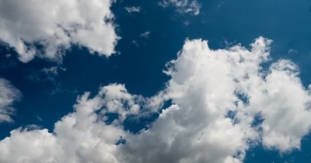 Fliegende Haufenwolken, schöne Wolken im Zeitraffer — Stockvideo