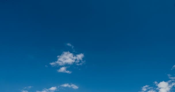 Fliegende Haufenwolken, schöne Wolken im Zeitraffer — Stockvideo