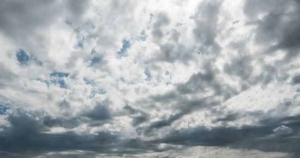 Nuvens cumulus voadoras, belas nuvens lapso de tempo, loop de vídeo, 4k — Vídeo de Stock