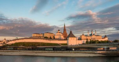 Kazan Kremlin ve Kul Şerif Camii, ay doğumu ile gün batımı zamanı, güzel Kazan şehir manzarası, Kazan, Tataristan, Rusya