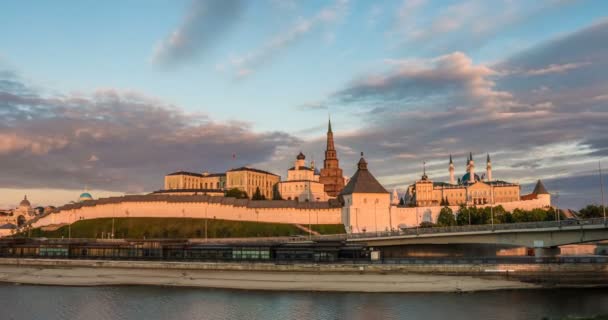 Kazan Kremlin e Kul Shariff Mesquita, tempo de pôr do sol com o nascer da lua, bela paisagem urbana Kazan, Kazan, Tatarstan, Rússia — Vídeo de Stock