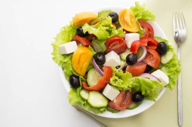 Taze sebze salatası beyaz arkaplanda izole edilmiş.