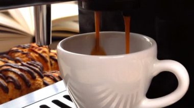 Arka planda bir kahve espresso makinesi kruvasan dışarı gidiyor Taze kahve yapma. yavaş çekim