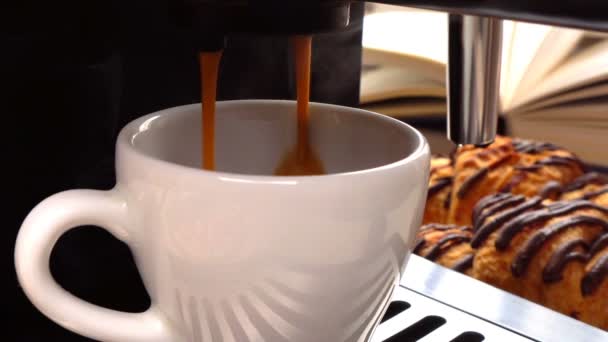 制作新鲜咖啡，从咖啡咖啡机羊角面包的背景。慢动作 — 图库视频影像