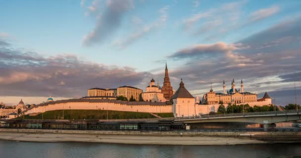 Kazan Kremlin i meczet kul Shariff, zachód słońca z księżyca, piękne Kazan Cityscape, Kazan, Tatarstan, Rosja — Wideo stockowe