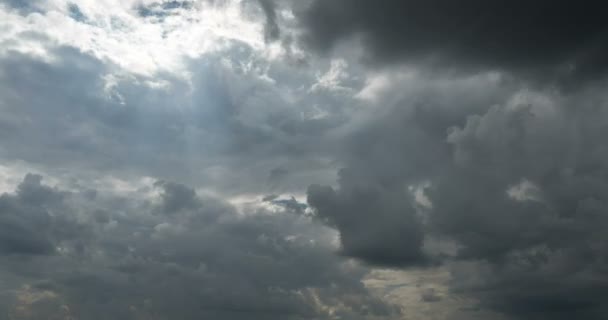 Vliegende Cumulus wolken, mooie wolken timelapse — Stockvideo