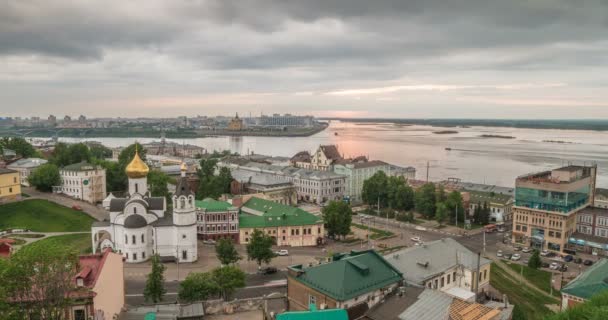ニジニ-ノヴゴロド、ロシア一日のタイムラプス、ヴォルガ川の眺め、岡とヴォルガの合流点、ニジニ-ノヴゴロドの矢、岡の口. — ストック動画