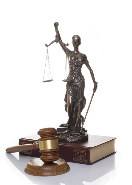Statue der Gerechtigkeit, Richter hämmern hinter Büchern auf weißem Hintergrund — Stockfoto