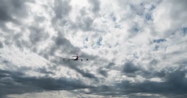 飞机在白天天空的积云中飞行, 这是一个美丽的时间间隔, 有一架飞行的飞机 — 图库视频影像