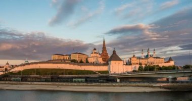 Kazan Kremlin ve Kul Şerif Camii, ay doğumu ile gün batımı zamanı, güzel Kazan şehir manzarası, Kazan, Tataristan, Rusya