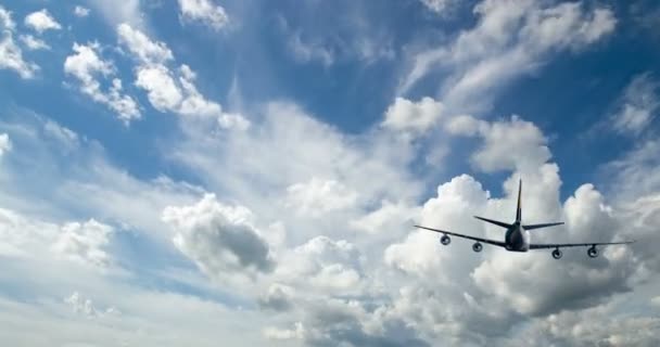 Το αεροπλάνο πετάει από τον ηλιόλουστο γαλάζιο ουρανό. βίντεο βρόχου, χρονική λήξη — Αρχείο Βίντεο