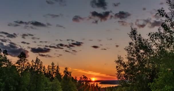 Bellissimo paesaggio al tramonto serale con un arco di tempo, foresta e fiume in lontananza — Video Stock