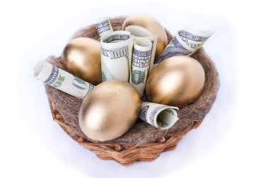 Beyaz zemin üzerine altın yumurta yuva. Dolar ile yuvadaki altın yumurta