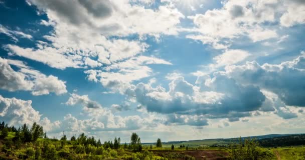 Kék ég fehér felhők háttér időapszis. Gyönyörű idő a felhős mennyországban. Szépség élénk színű, fény a nyári természetben. Absztrakt bolyhos, puffadt felhős táj a levegőben. Magas napsütötte kumulus. — Stock videók