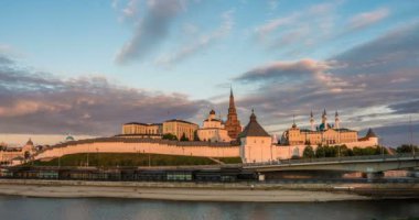 Kazan Kremlin ve Kul Şerif Camii, ay doğumu ile gün batımı zamanı, güzel Kazan şehir manzarası, Kazan, Tataristan, Rusya