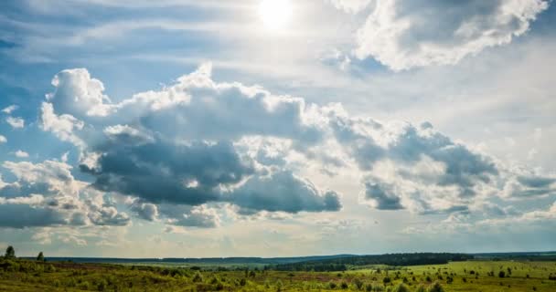 Cielo azul nubes blancas timelapse fondo. Hermoso clima en el cielo nublado. Belleza de color brillante, luz en la naturaleza de verano. Paisaje nublado hinchado y esponjoso en el lapso de tiempo del aire. Cúmulo soleado alto. — Vídeos de Stock