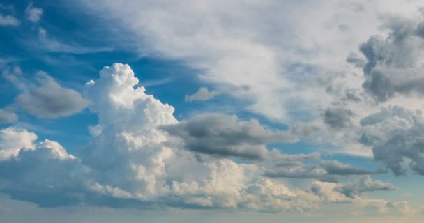 Nubes de cúmulos voladores, nubes hermosas lapso de tiempo, bucle de vídeo — Vídeo de stock