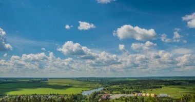 Mavi gökyüzü beyaz bulutlar arka plan zaman ayarlı. Bulutlu cennette güzel bir hava. Parlak rengin güzelliği, yaz doğasında ışık. Hava hızında soyut kabarık, kabarık bulutsu manzarası. Video döngüsü