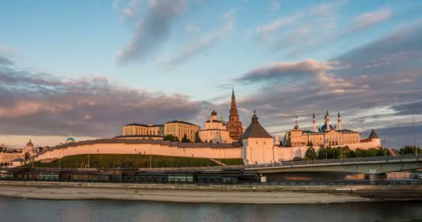 Kazan Kremlin en KUL Shariff moskee, zonsondergang tijd met Moonrise, mooie Kazan Cityscape, Kazan, Tatarstan, Rusland — Stockvideo