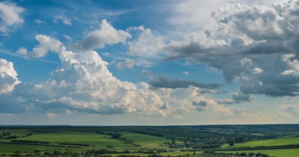 Синє небо білі хмари на фоні хронометражу. Прекрасна погода на хмарному небі. Краса яскравого кольору, світло в літній природі. Абстрактний пухнастий, пухнастий хмарний пейзаж у проміжку часу. Високий сонячний кумул . — стокове відео