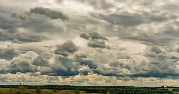 Time lapse clouds, rolling puffy cloud are moving, white lightnes clouds time lapse. 4k Timelapse of white clouds with blue sky — Stock Video