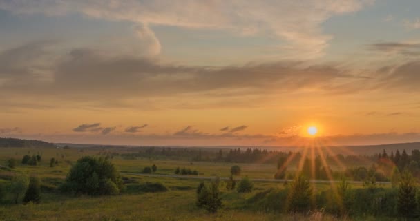 Hermoso paisaje al atardecer con un lapso de tiempo, bosque y río en la distancia — Vídeo de stock