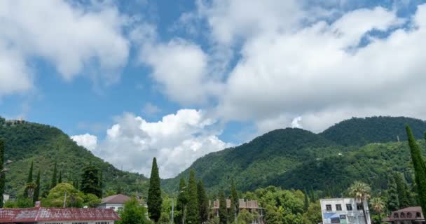 Ein kleines Dorf in den Bergen mit schönen Kumuluswolken, ein sommerlicher Zeitraffer in den Bergen, eine wunderschöne Berglandschaft — Stockvideo