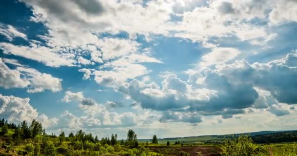 Ciel bleu nuages blancs fond timelapse. Beau temps au ciel nuageux. Beauté de couleur vive, lumière dans la nature estivale. Un paysage nuageux, gonflé et abstrait en un laps de temps aérien. Boucle vidéo — Video