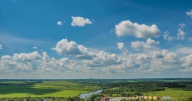 Mavi gökyüzü beyaz bulutlar arka plan zaman ayarlı. Bulutlu cennette güzel bir hava. Parlak rengin güzelliği, yaz doğasında ışık. Hava hızında soyut kabarık, kabarık bulutsu manzarası. Yüksek güneşli cumulus.