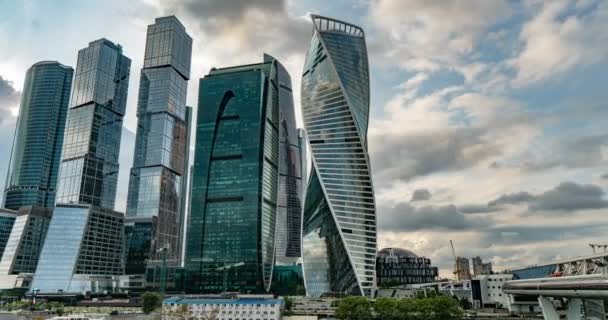 Moscow International Business Center zogenaamde wolkenkrabbers van Moskou-stad, bestaan uit zakelijke, residentiële en lifestyle clusters, op 25 juli 2019 in Moskou, Rusland. time lapse Cloud, video loop — Stockvideo