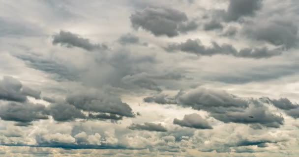 Βαρύ χαμηλό συννεφιασμένος ουρανός, πρησμένα σύννεφα χρόνος λήγει, βρόχο βίντεο — Αρχείο Βίντεο