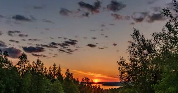 Bela paisagem de pôr do sol de noite com um período de tempo, floresta e rio na distância — Vídeo de Stock
