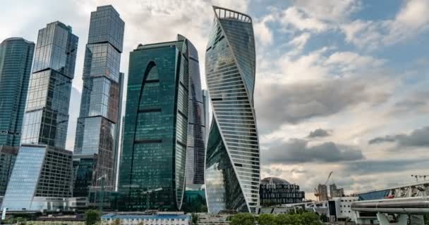 O Centro Internacional de Negócios de Moscou, os chamados arranha-céus de Moscou-City, consistem em clusters de negócios, residenciais e de estilo de vida, em 25 de julho de 2019 em Moscou, Rússia. nuvem lapso de tempo, loop de vídeo — Vídeo de Stock
