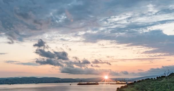 Захід сонця в морській бухті, вечірнє проміжок часу моря, відеопетля — стокове відео