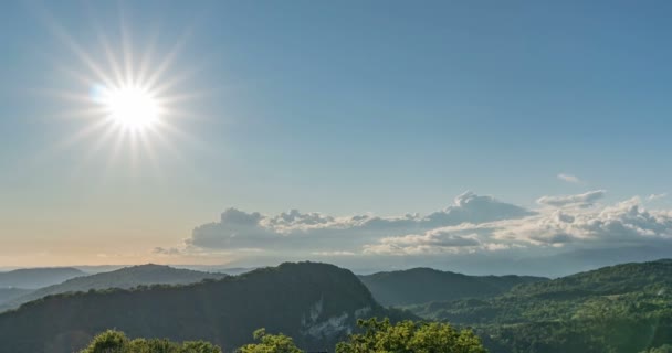 Paisaje del atardecer en las montañas, hermoso paisaje de montaña, lapso de tiempo . — Vídeo de stock