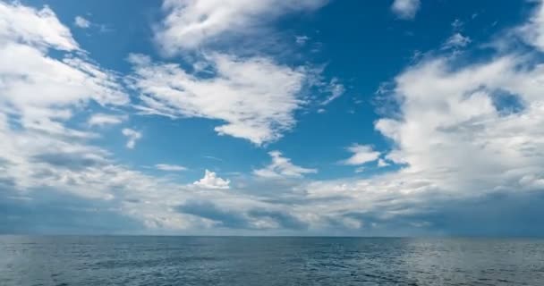 Tidsfördröjning: havsyta med vågor mot den blå himlen med moln, flygvy. Bakgrund av vatten moln horisont. Blått havsvatten med små vågor mot himlen. — Stockvideo