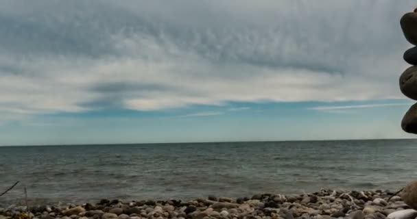 Tidsfördröjning: havsyta med vågor mot den blå himlen med moln, flygvy. Bakgrund av vatten moln horisont. Blått havsvatten med små vågor mot himlen. — Stockvideo