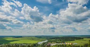 Mavi gökyüzü beyaz bulutlar arka plan zaman ayarlı. Bulutlu cennette güzel bir hava. Parlak rengin güzelliği, yaz doğasında ışık. Hava hızında soyut kabarık, kabarık bulutsu manzarası. Video döngüsü