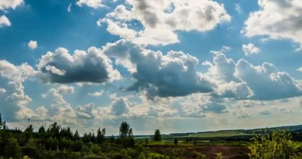 Blauwe lucht witte wolken achtergrond timelapse. Prachtig weer bij bewolkte hemel. Schoonheid van heldere kleur, licht in de zomer natuur. Abstracte pluizige, gezwollen wolkenlandschap in de lucht time lapse. Hoge zonnige cumulus. — Stockvideo