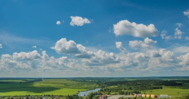 Modrá obloha bílé mraky pozadí timelapse. Krásné počasí v zamračeném nebi. Krása světlé barvy, světlo v letní přírodě. Abstraktní nadýchaná, nadýchaná oblačnost ve vzdušném čase. Vysoký slunečný kumulus. — Stock video