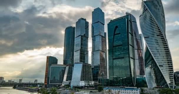 Московський міжнародний бізнес-центр так званий Москва-Сіті хмарочоси, що складаються з бізнесу, житлових і спосіб життя кластери, 25 липня 2019 в Москві, Росія. Хмара сповільненої зйомки, відеопетля — стокове відео