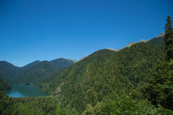 Panoramiczny widok na górskie jezioro przed pasmo górskie. — Zdjęcie stockowe