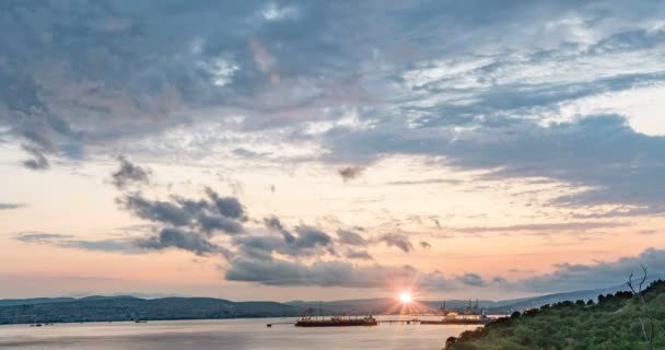 Захід сонця в морській бухті, вечірнє проміжок часу моря, відеопетля — стокове відео