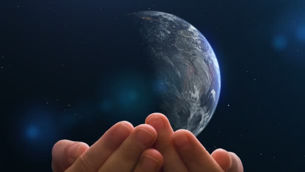 Τα χέρια του Τσάιλντς κρατούν τον πλανήτη Γη, την έννοια-τον κόσμο στα χέρια των παιδιών. βρόχος βίντεο, χρησιμοποιούνται χάρτες και υφές που παρέχονται από τη NASA — Αρχείο Βίντεο