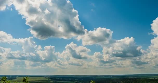 Blue sky white clouds background timelapse. Beautiful weather at cloudy heaven. Beauty of bright color, light in summer nature. Abstract fluffy, puffy cloudscape in air time lapse. High sunny cumulus. — Stock Video