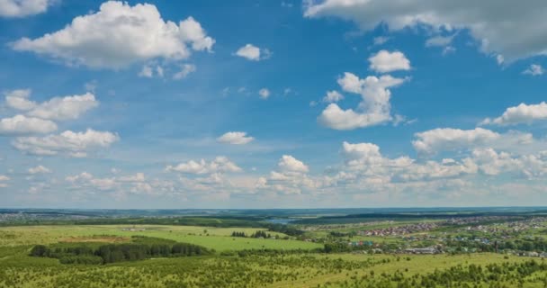 Cielo azul nubes blancas timelapse fondo. Hermoso clima en el cielo nublado. Belleza de color brillante, luz en la naturaleza de verano. Paisaje nublado hinchado y esponjoso en el lapso de tiempo del aire. Cúmulo soleado alto. — Vídeos de Stock